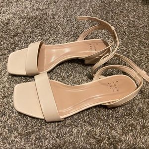 Perfect nude sandals